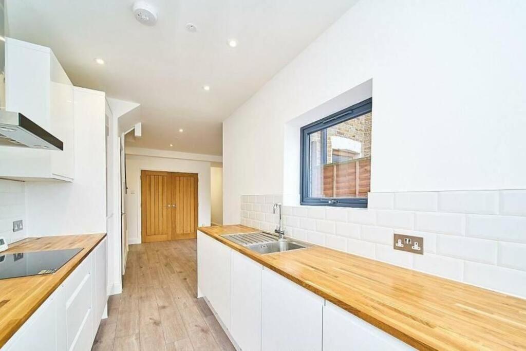 Spacious 4Br House, London, Sleeps 9, Parking Available Bagian luar foto