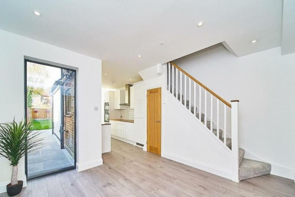 Spacious 4Br House, London, Sleeps 9, Parking Available Bagian luar foto