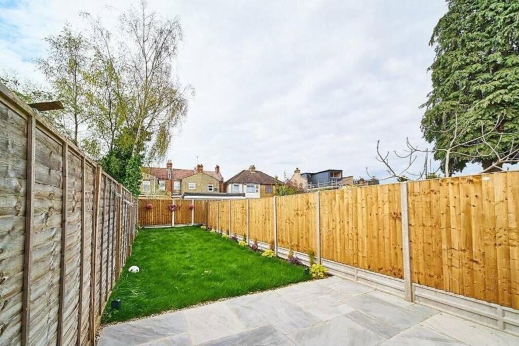 Spacious 4Br House, London, Sleeps 9, Parking Available Bagian luar foto