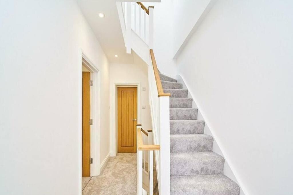 Spacious 4Br House, London, Sleeps 9, Parking Available Bagian luar foto