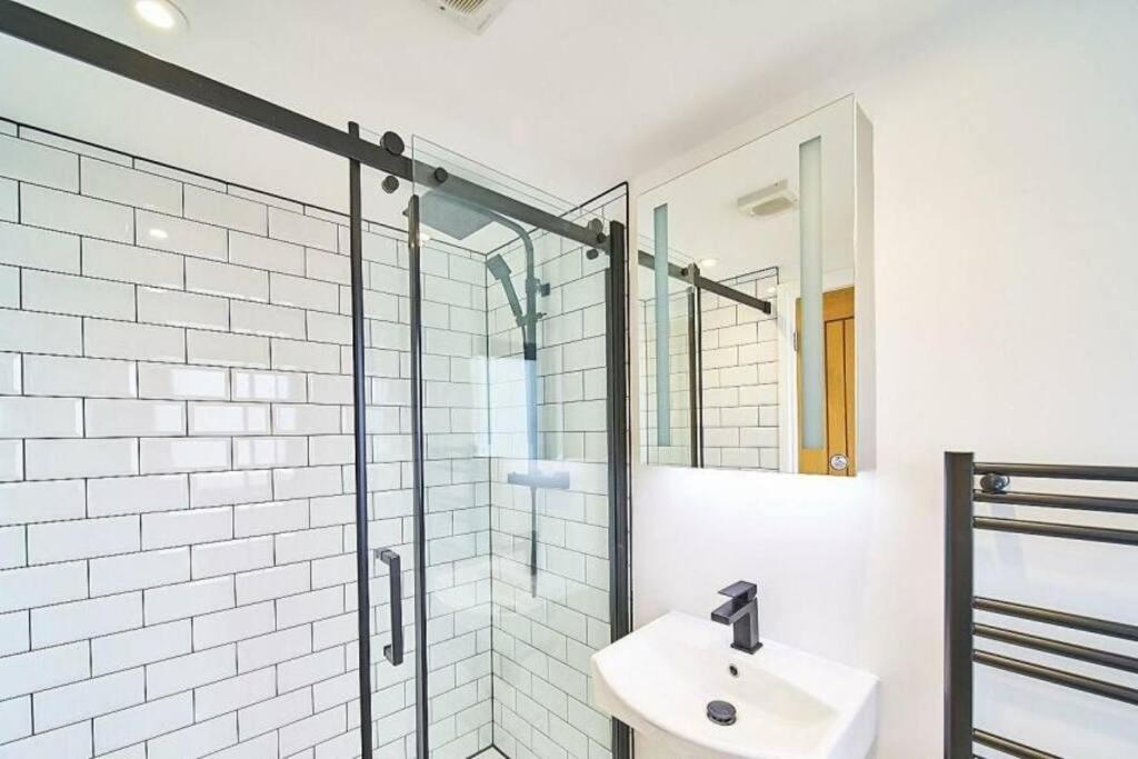 Spacious 4Br House, London, Sleeps 9, Parking Available Bagian luar foto