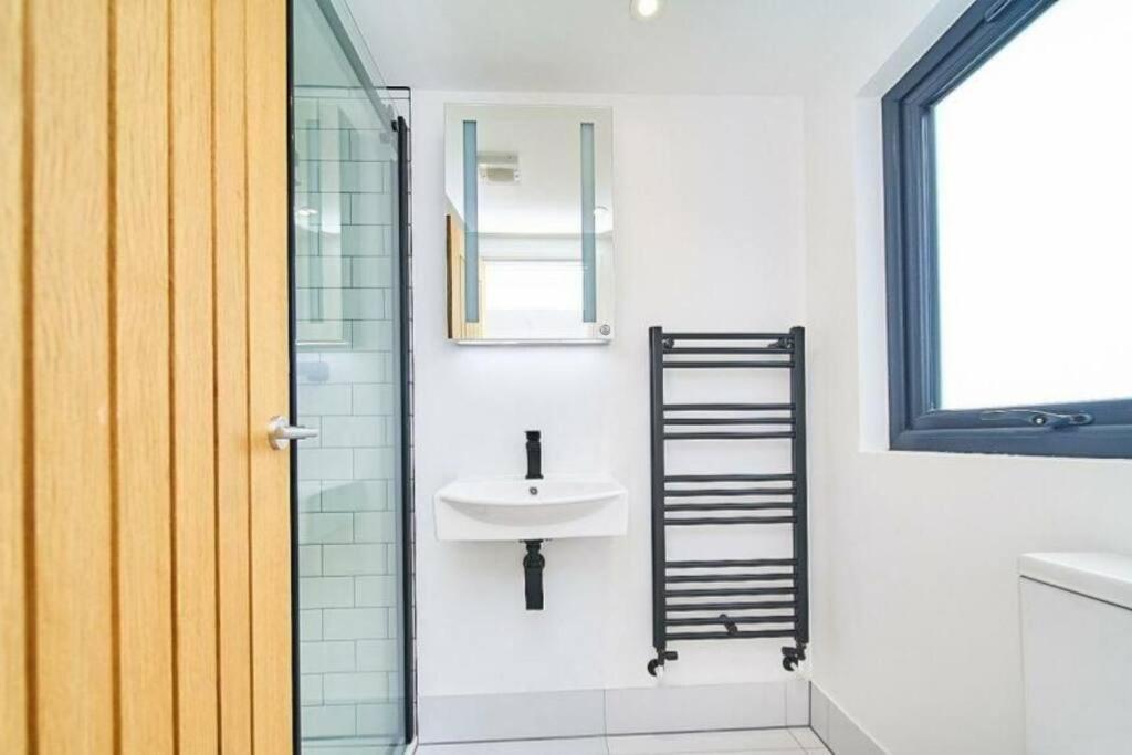 Spacious 4Br House, London, Sleeps 9, Parking Available Bagian luar foto
