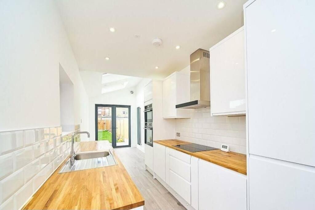 Spacious 4Br House, London, Sleeps 9, Parking Available Bagian luar foto