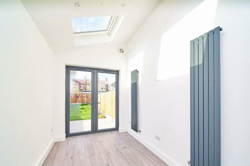 Spacious 4Br House, London, Sleeps 9, Parking Available Bagian luar foto