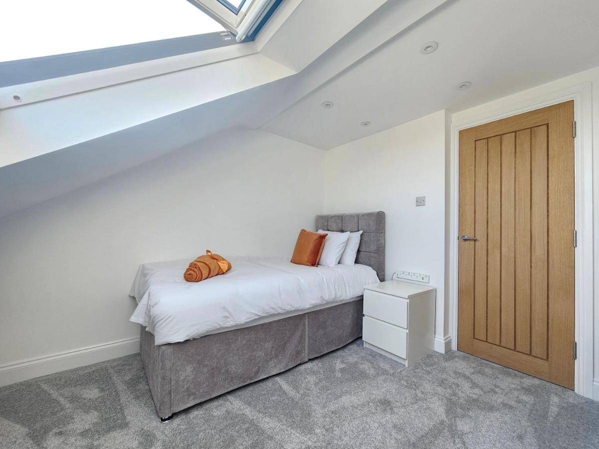 Spacious 4Br House, London, Sleeps 9, Parking Available Bagian luar foto