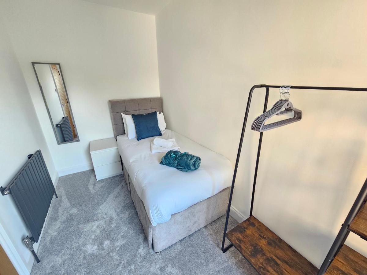 Spacious 4Br House, London, Sleeps 9, Parking Available Bagian luar foto