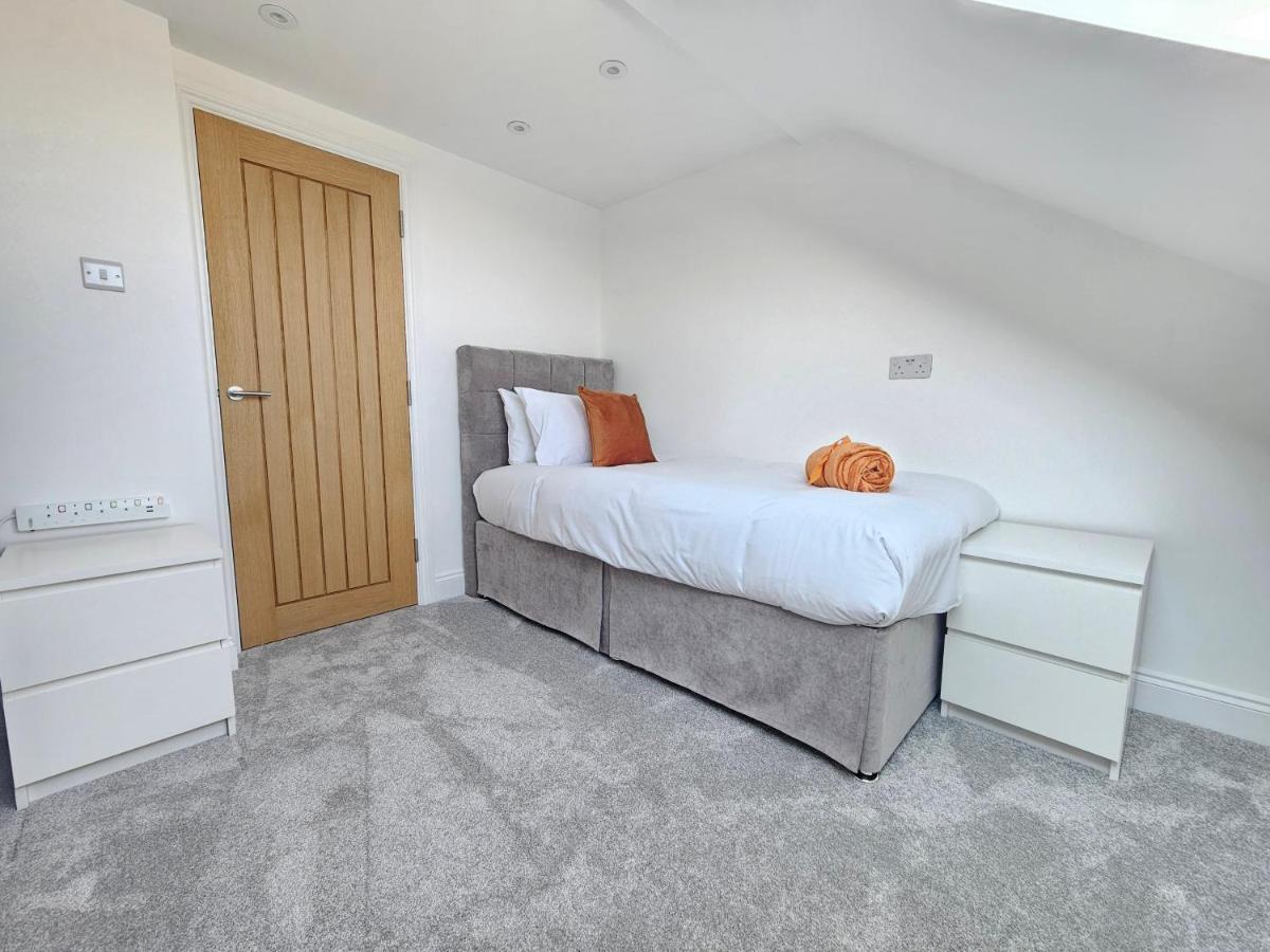 Spacious 4Br House, London, Sleeps 9, Parking Available Bagian luar foto