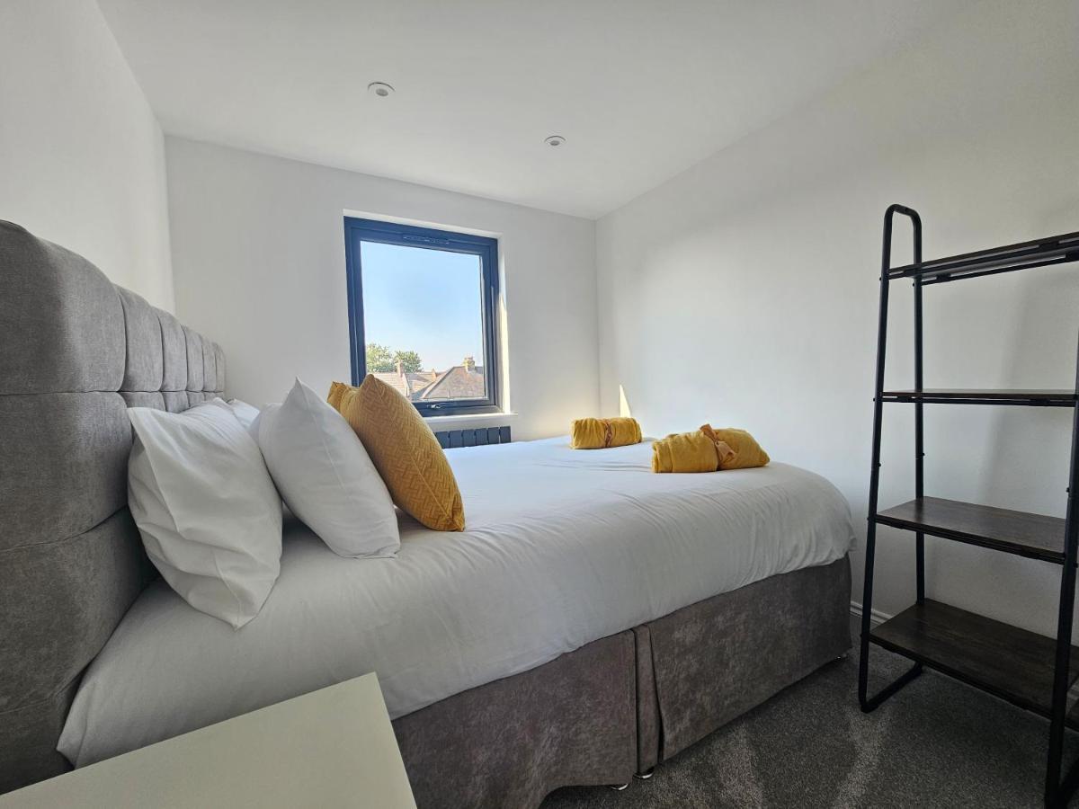 Spacious 4Br House, London, Sleeps 9, Parking Available Bagian luar foto