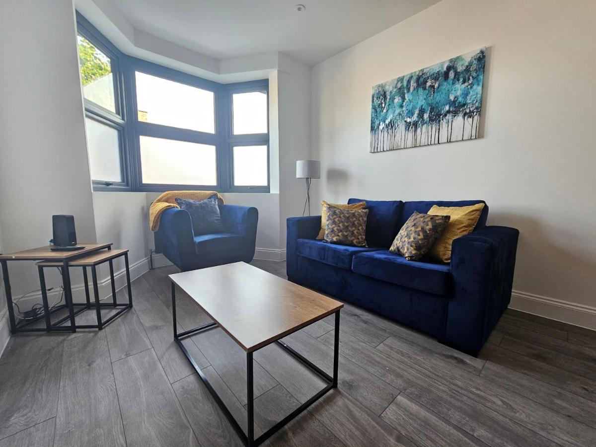 Spacious 4Br House, London, Sleeps 9, Parking Available Bagian luar foto