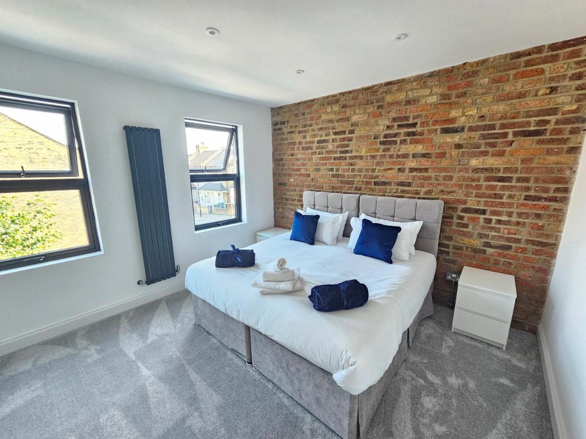 Spacious 4Br House, London, Sleeps 9, Parking Available Bagian luar foto